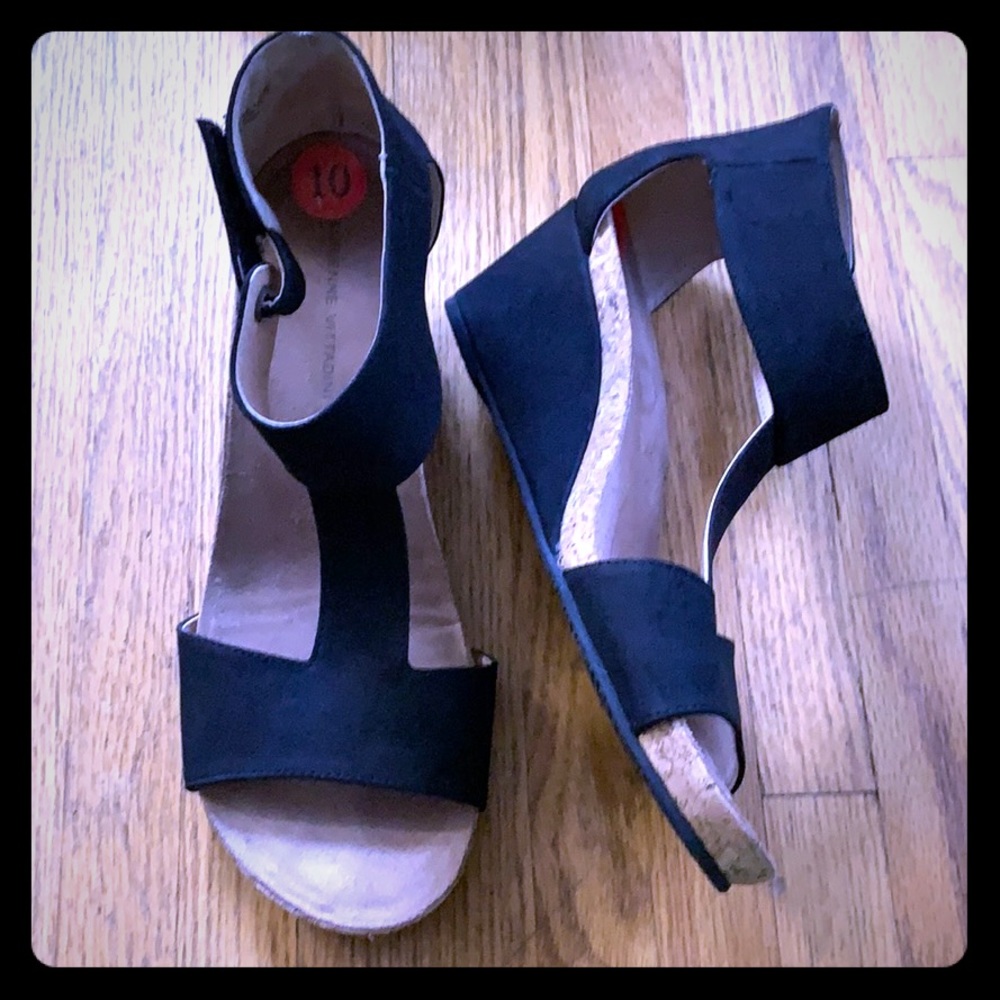 Black wedges